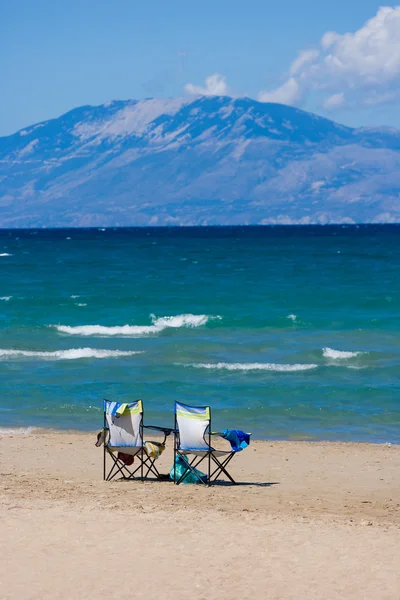 Sedia di tela su una bella spiaggia — Foto Stock