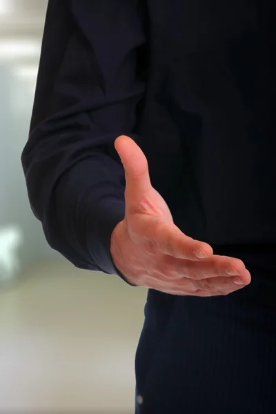 Joven hombre de negocios o estudiante listo para el apretón de manos — Foto de Stock