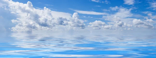 Skyscape with water reflections — Stock Photo, Image