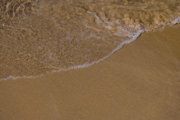 Morbida onda sulla spiaggia sabbiosa — Foto Stock