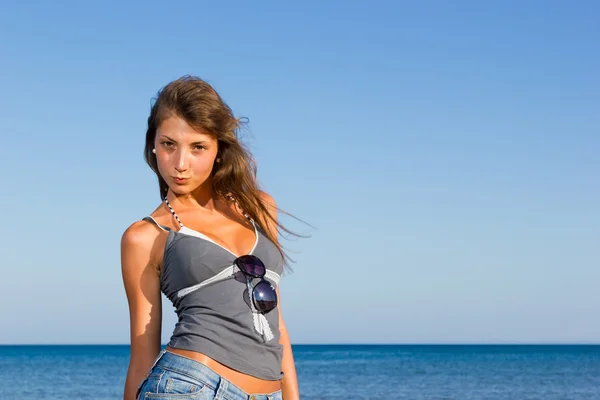 Frau am Strand — Stockfoto