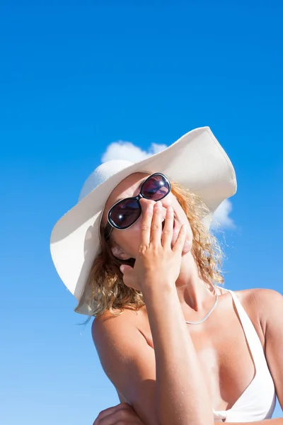 Jovem mulher na praia — Fotografia de Stock