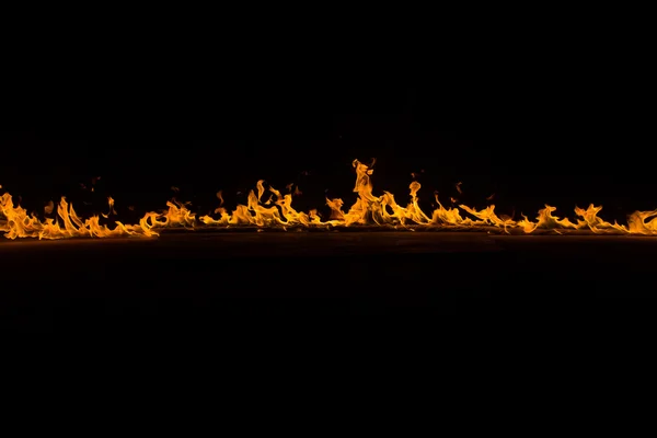 Flammes flamboyantes sur fond noir — Photo
