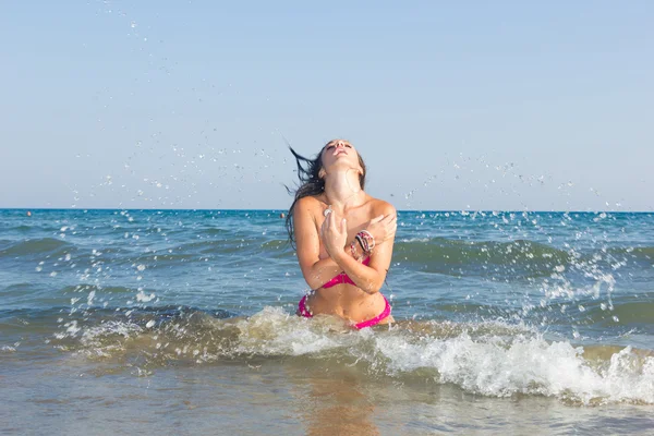 Mulher na praia — Fotografia de Stock