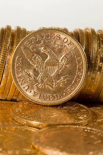 Cinco dólares monedas de oro — Foto de Stock