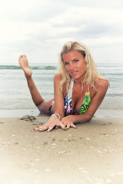 Blondýny žena na pláži — Stock fotografie