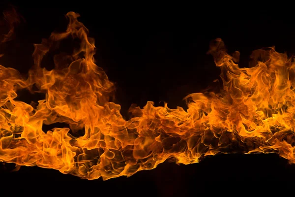 Lodernde Flammen auf schwarzem Hintergrund — Stockfoto