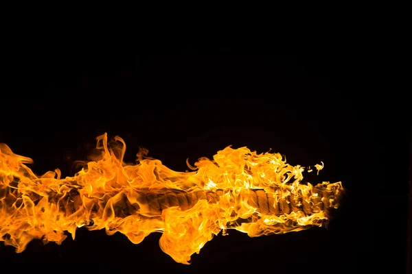 黒の背景に燃える炎 — ストック写真