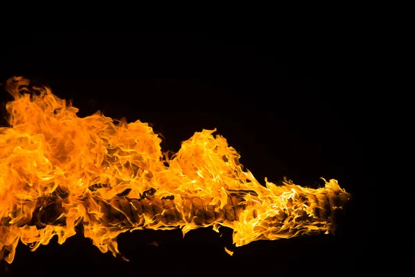 Brandende vlammen op zwarte achtergrond — Stockfoto