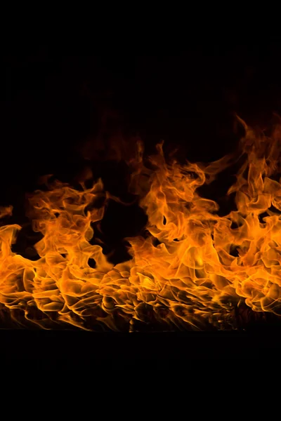 Brandende vlammen op zwarte achtergrond — Stockfoto