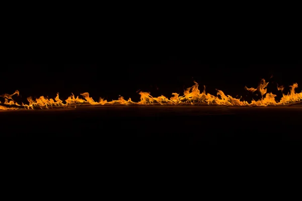 Lodernde Flammen auf schwarzem Hintergrund — Stockfoto