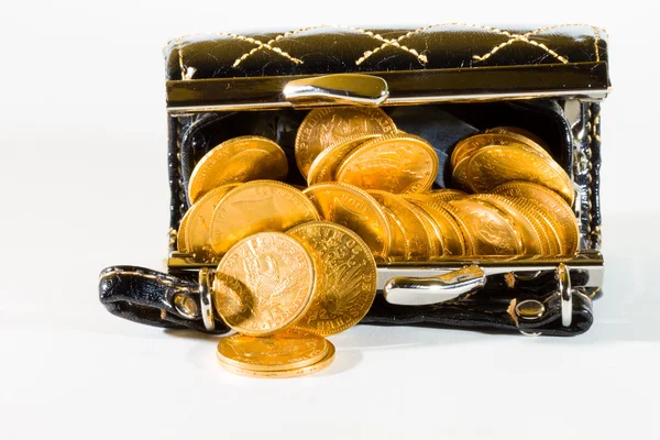 Сумочка с золотыми монетами — стоковое фото