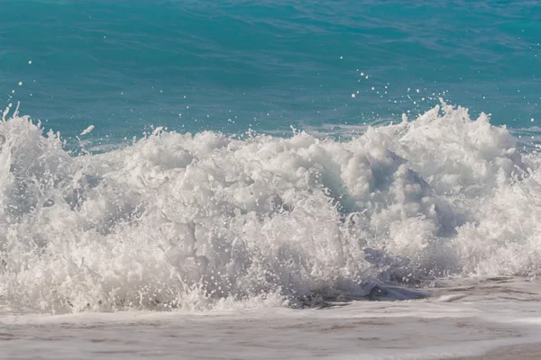 Playa con olas —  Fotos de Stock