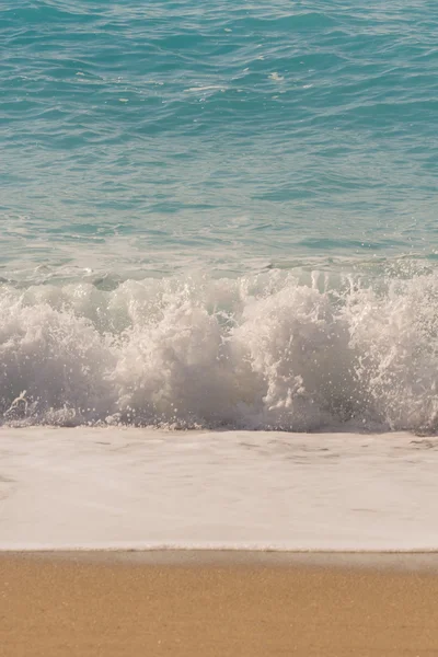 Praia com ondas — Fotografia de Stock