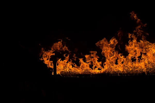 Flammes flamboyantes sur fond noir — Photo