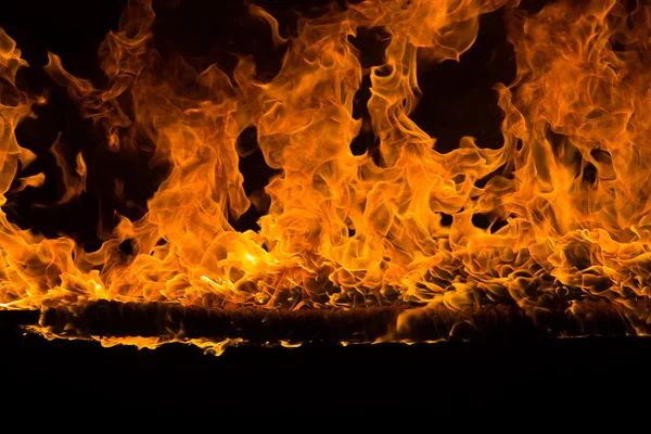 Flammande lågor på svart bakgrund — Stockfoto