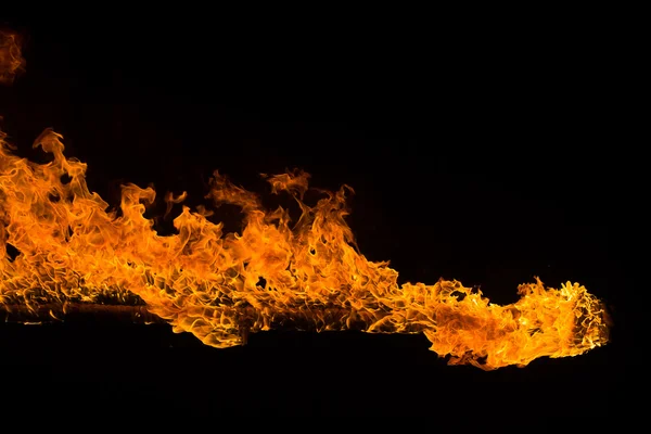 Flammande lågor på svart bakgrund — Stockfoto