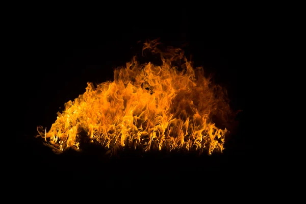 Flammande lågor på svart bakgrund — Stockfoto