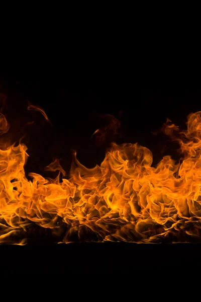 Brandende vlammen op zwarte achtergrond — Stockfoto