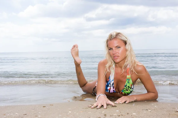 Mulher loira na praia — Fotografia de Stock