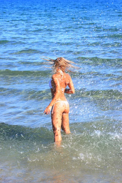 Frau im Bikini im Meer — Stockfoto