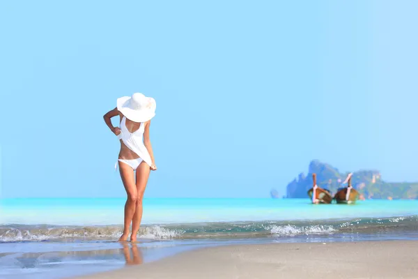 Jovem mulher na praia — Fotografia de Stock