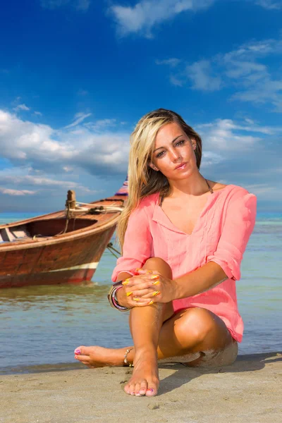 Schöne Frau am Strand in Thailand — Stockfoto