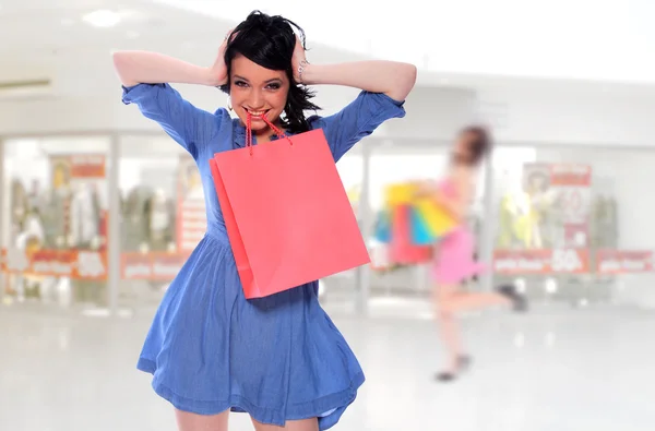 Mujer joven sosteniendo bolsas de compras — Foto de Stock