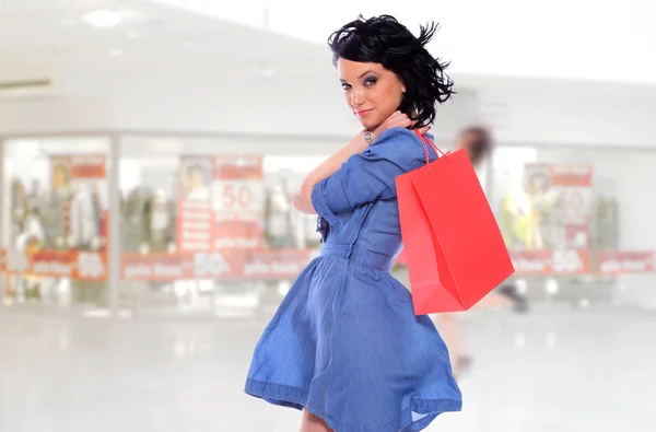 Mujer joven sosteniendo bolsas de compras — Foto de Stock