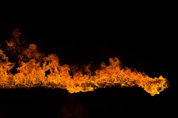 Hořící plameny na černém pozadí — Stock fotografie