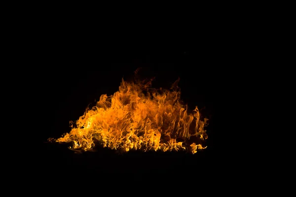 Flammande lågor på svart bakgrund — Stockfoto