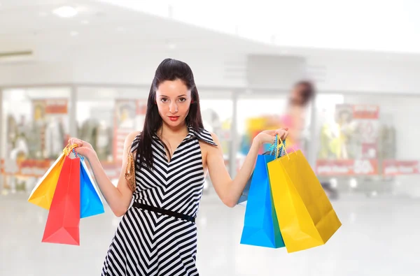 Young woman holding shopping bags — Stock Photo, Image
