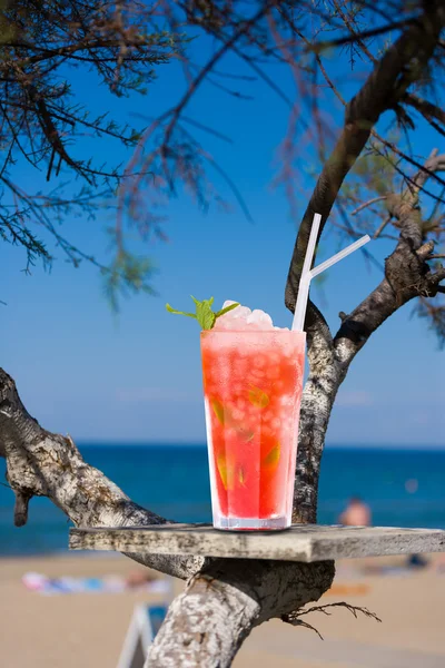 Cocktail op het strand — Stockfoto