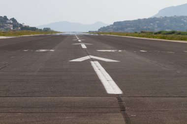 Korfu Havaalanı'na iniş parça görünümünü