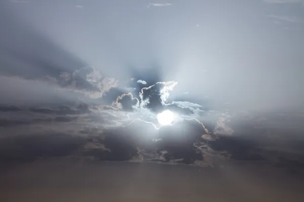 Nascer do sol com nuvens, raios de luz — Fotografia de Stock