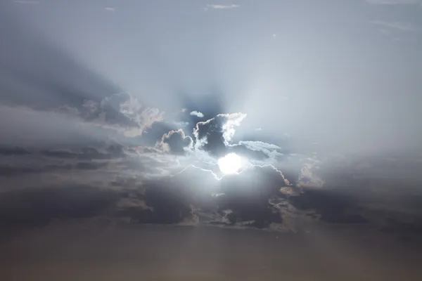 Atardecer amanecer con nubes, rayos de luz — Foto de Stock