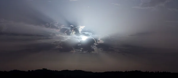 Auringonnousun pilvet, valonsäteet — kuvapankkivalokuva