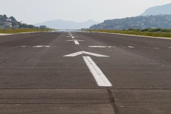 Visa av landning spår av Korfus flygplats — Stockfoto