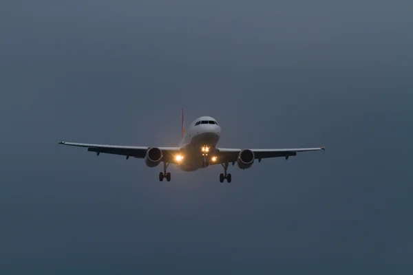 Commercial airplane about to land — Stock Photo, Image