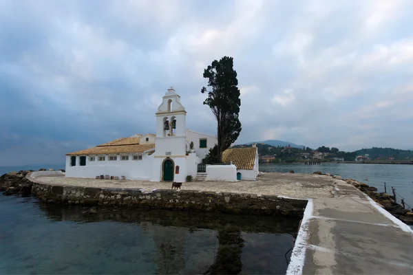 Scène van vlacherna klooster, kanoni, corfu — Stockfoto