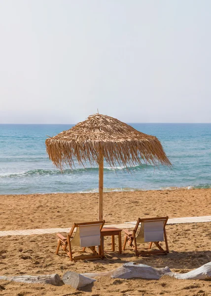 Sedia e ombrellone sulla spiaggia di Corfù — Foto Stock