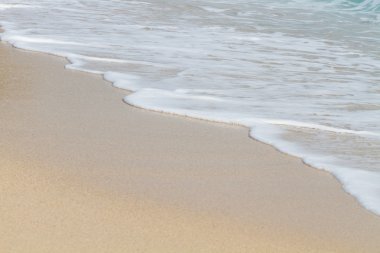 Sahilde deniz dalga yumuşak