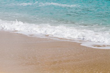 Sahilde deniz dalga yumuşak
