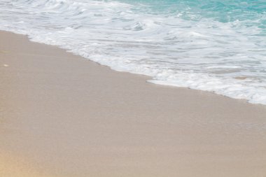 Sahilde deniz dalga yumuşak