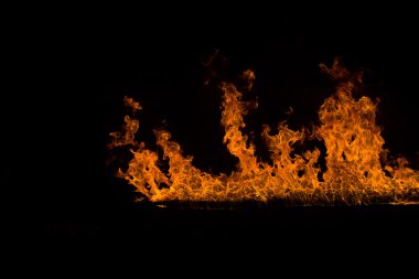 siyah arka plan üzerine alev alev yanan alevler