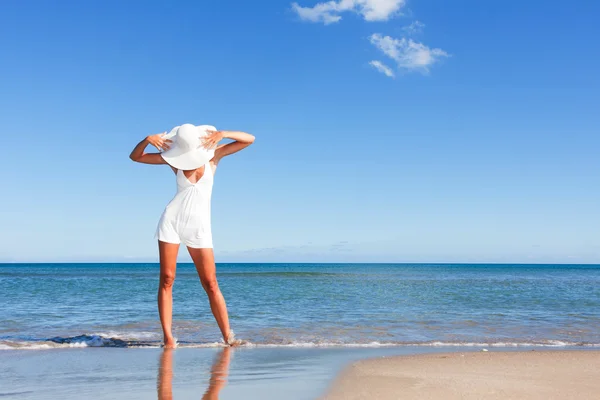 Sexig kvinna på stranden i sommarklänning — Stockfoto