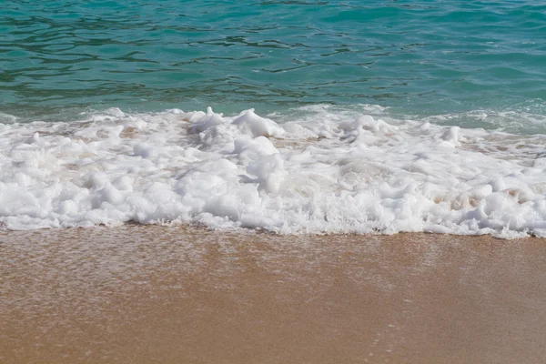 Douce vague de la mer sur la plage — Photo