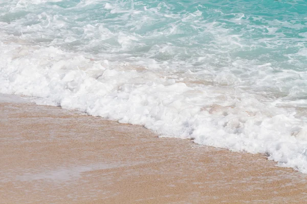 Morbida onda del mare sulla spiaggia — Foto Stock