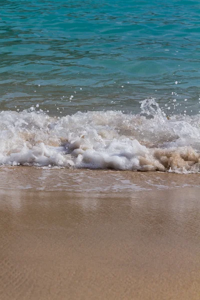 Morbida onda del mare sulla spiaggia — Foto Stock