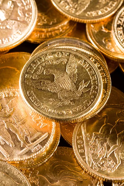 Cinco dólares monedas de oro — Foto de Stock